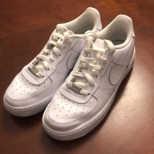 PRACTICALLY NEW Nike Air Force 1 LE (Grade School)